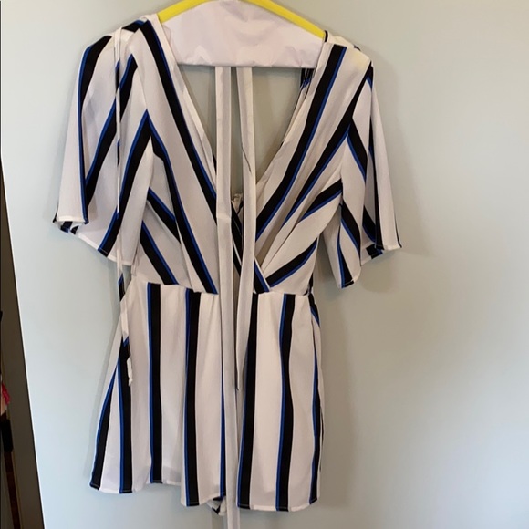 Boutique romper with detachable belt! - Picture 2 of 5